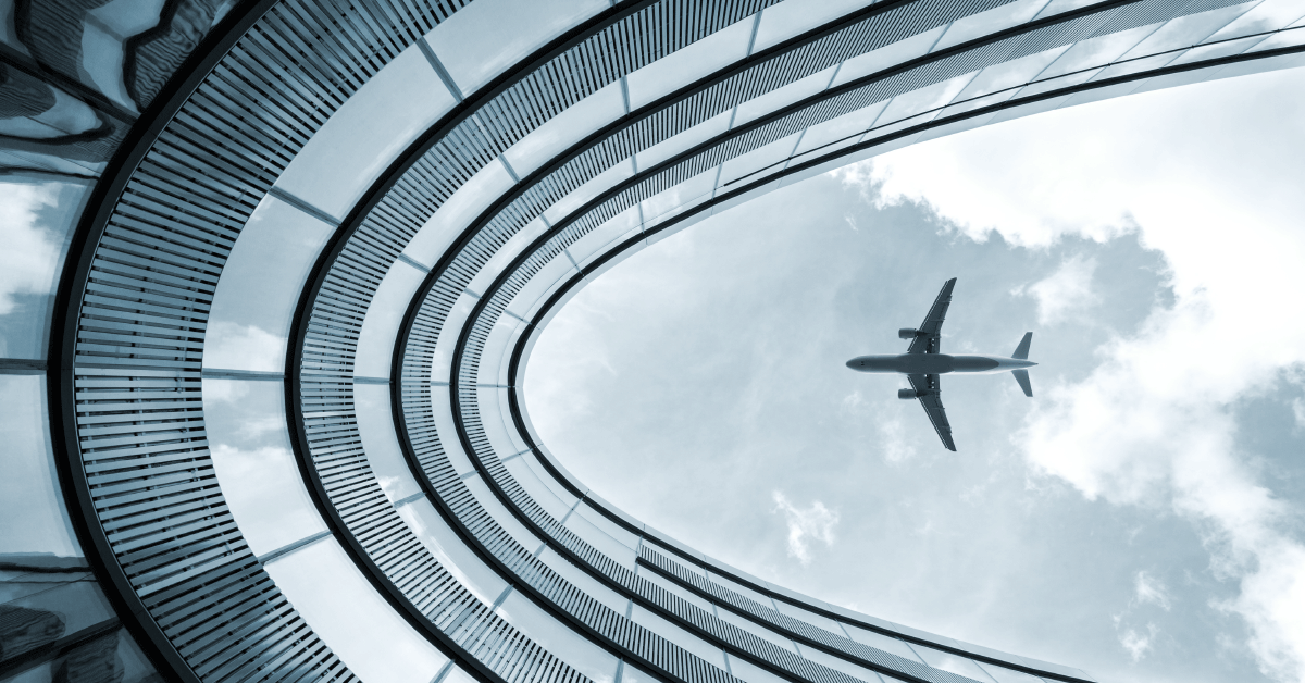 Viajante em aeroporto moderno pronto para embarcar